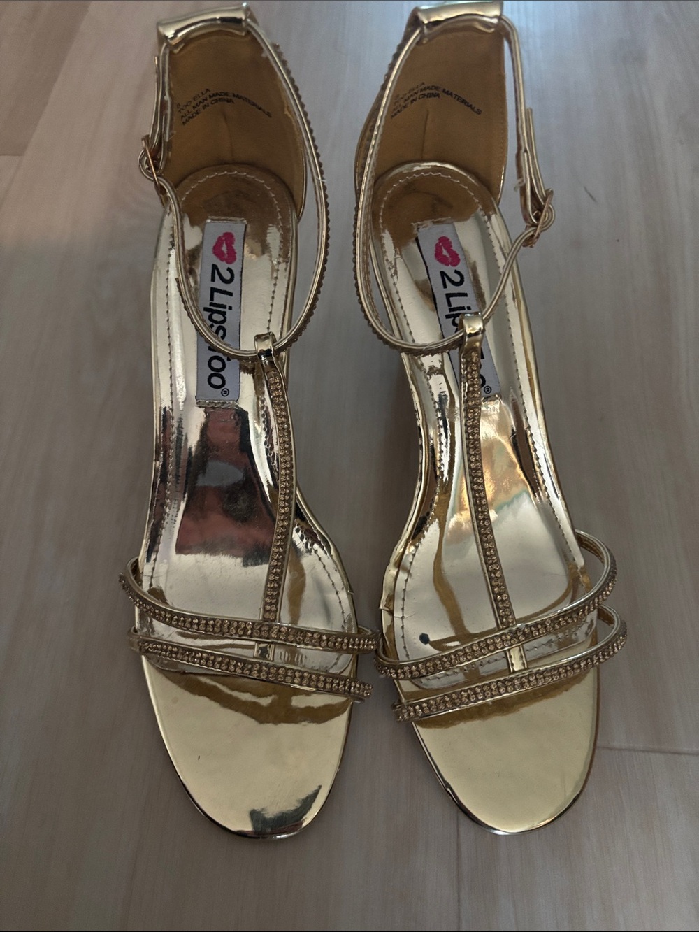 2 Lips Too Metallic Gold Too Ella T-Strap low heel  Sandal like New! Beautiful - Picture 4 of 16